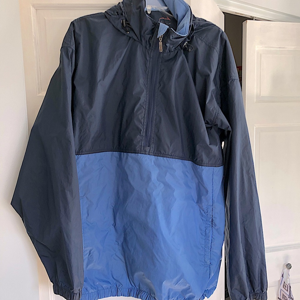 Men’s lightweight windbreaker with optional hood.